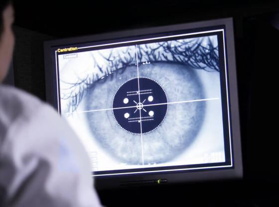 eye being scanned for uveitis